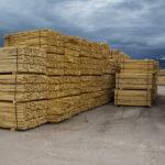 Houtstapel op de werf