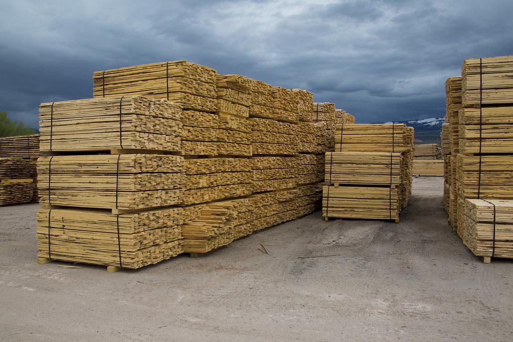 Houtstapel op de werf